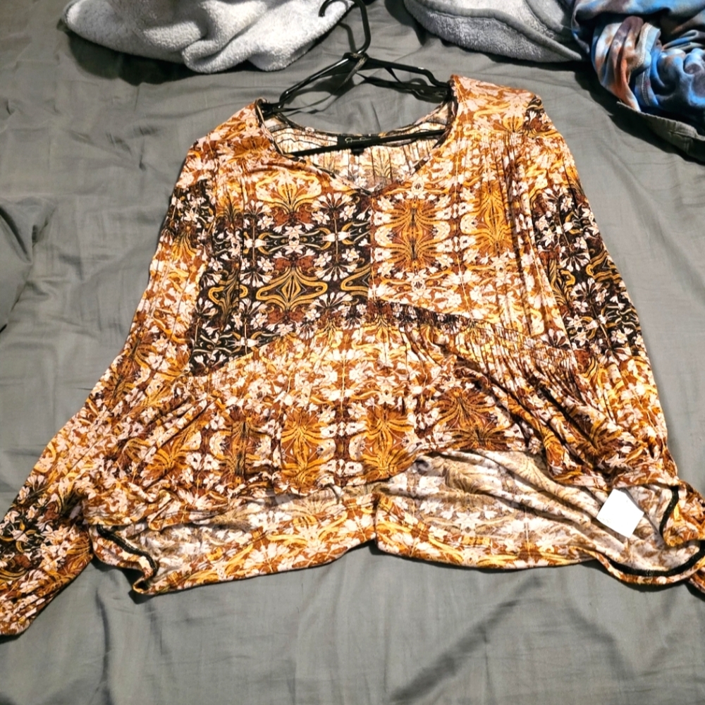 Jessica Simpson long sleeve top with cut out sleeves. Size medium.
